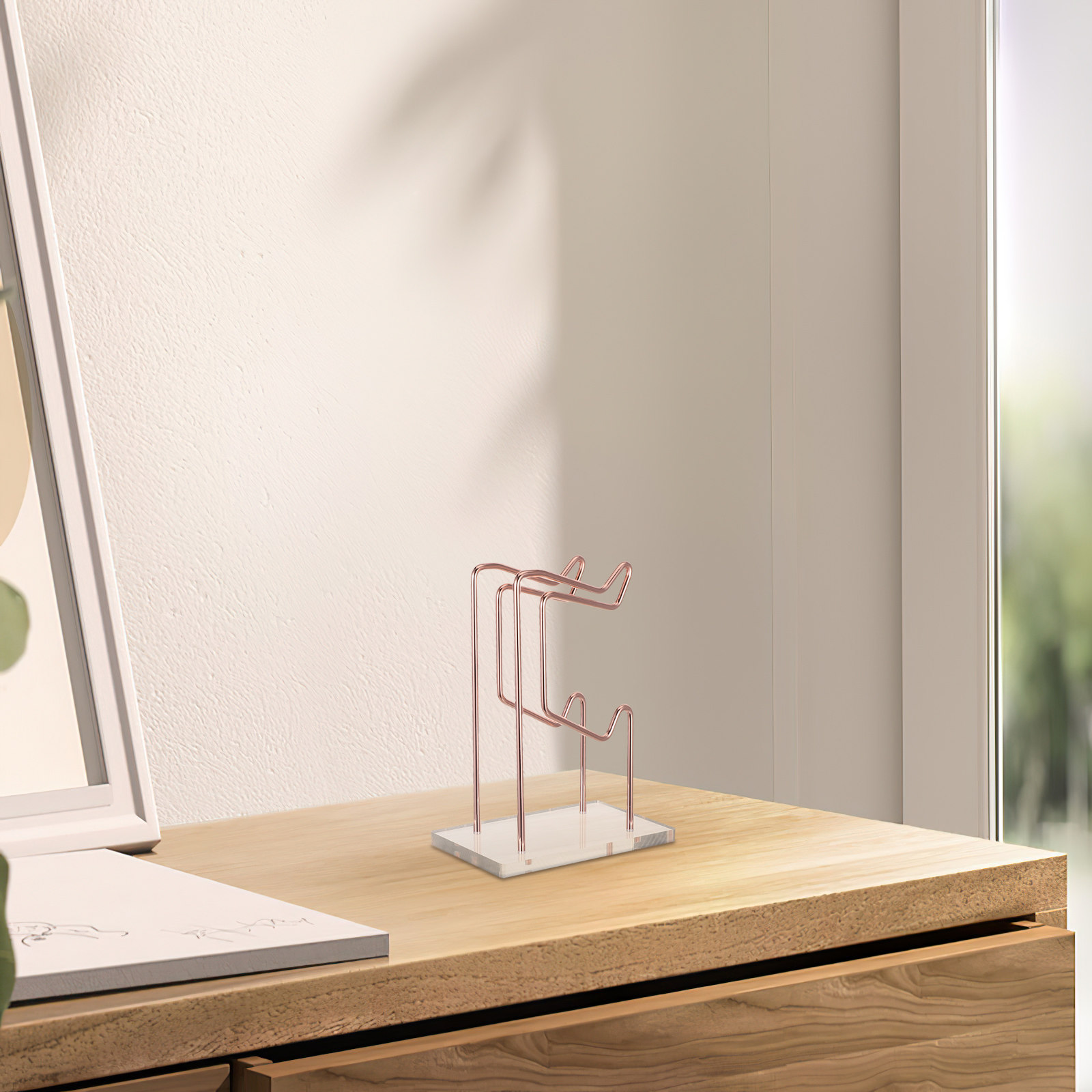 Gaming Accessories Organizer - ゲームコントローラーとヘッドセット用のスタンド。アクリル製の台座を備えた2段式の卓上収納で、ゲーム用アクセサリー、コントローラー、ヘッドホンを整理・展示できます。